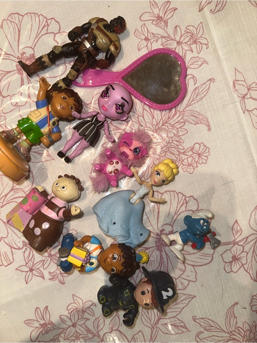 Lot of small old+modern toys
